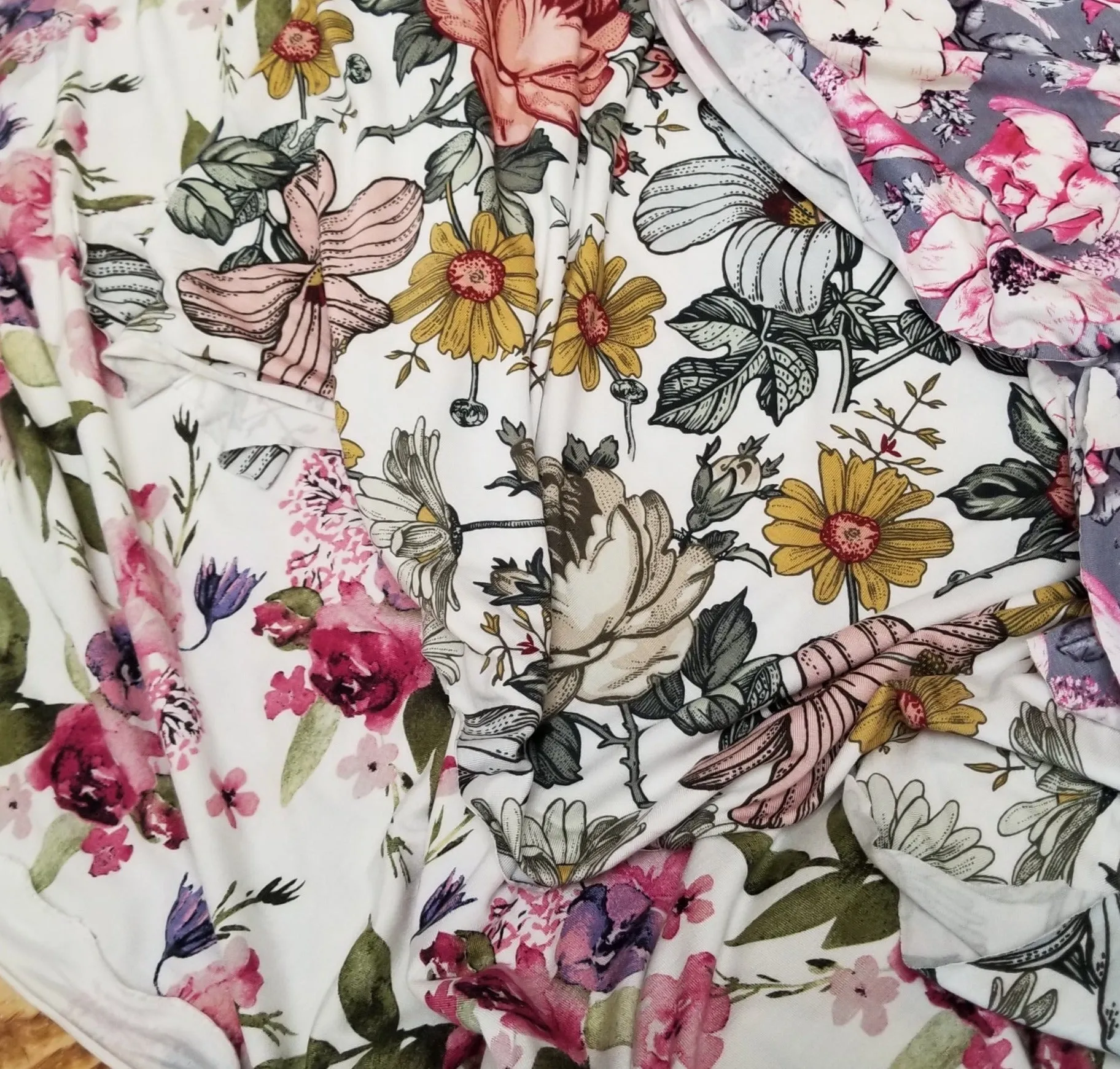 End of Bolt : 2.5 yards of Apparel Modal Spandex Jersey Scattered Roses Floral Ivory Knit 6.78 oz-remnant